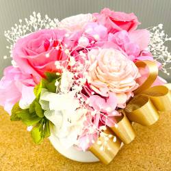 ピンクバラのボリュームのあるプリザーブドフラワー　クリアケース付き　白陶器